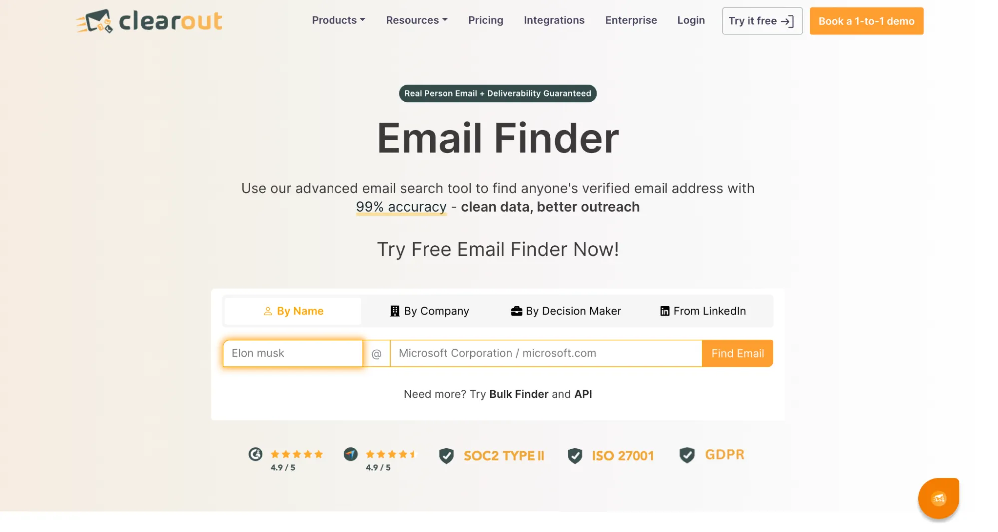 Página «Email Finder» de Clearout con campos de búsqueda de correos electrónicos.