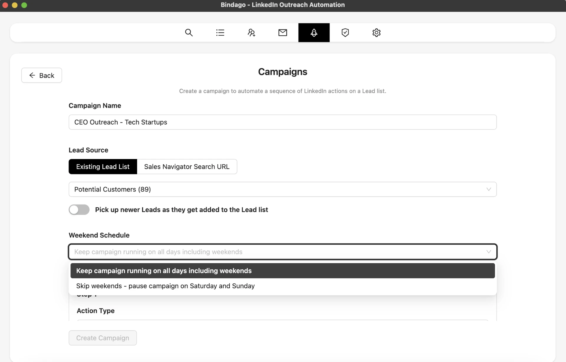 Écran « Campaigns » de l’application de bureau Bindago, avec le champ « Campaign Name » renseigné par « CEO Outreach - Tech Startups », un sélecteur « Lead Source » entre « Existing Lead List » et « Sales Navigator Search URL », la liste « Potential Customers (89) » sélectionnée, un sélecteur désactivé pour récupérer les nouveaux leads et le menu « Weekend Schedule » ouvert proposant « Keep campaign running on all days including weekends » ou « Skip weekends - pause campaign on Saturday and Sunday »