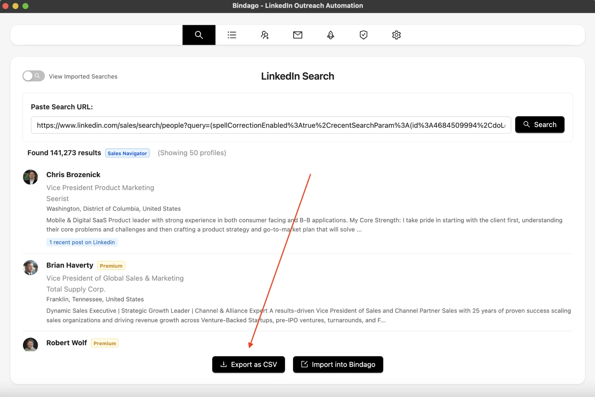 Écran « LinkedIn Search » de l’application de bureau Bindago avec une URL de recherche Sales Navigator collée dans le champ de saisie, l’en-tête « Found 141,273 results » accompagné d’un badge Sales Navigator et de la mention « Showing 50 profiles », trois lignes de prospects avec leur nom, fonction et lieu, ainsi qu’une flèche rouge pointant vers le bouton « Export as CSV » à côté de « Import into Bindago »