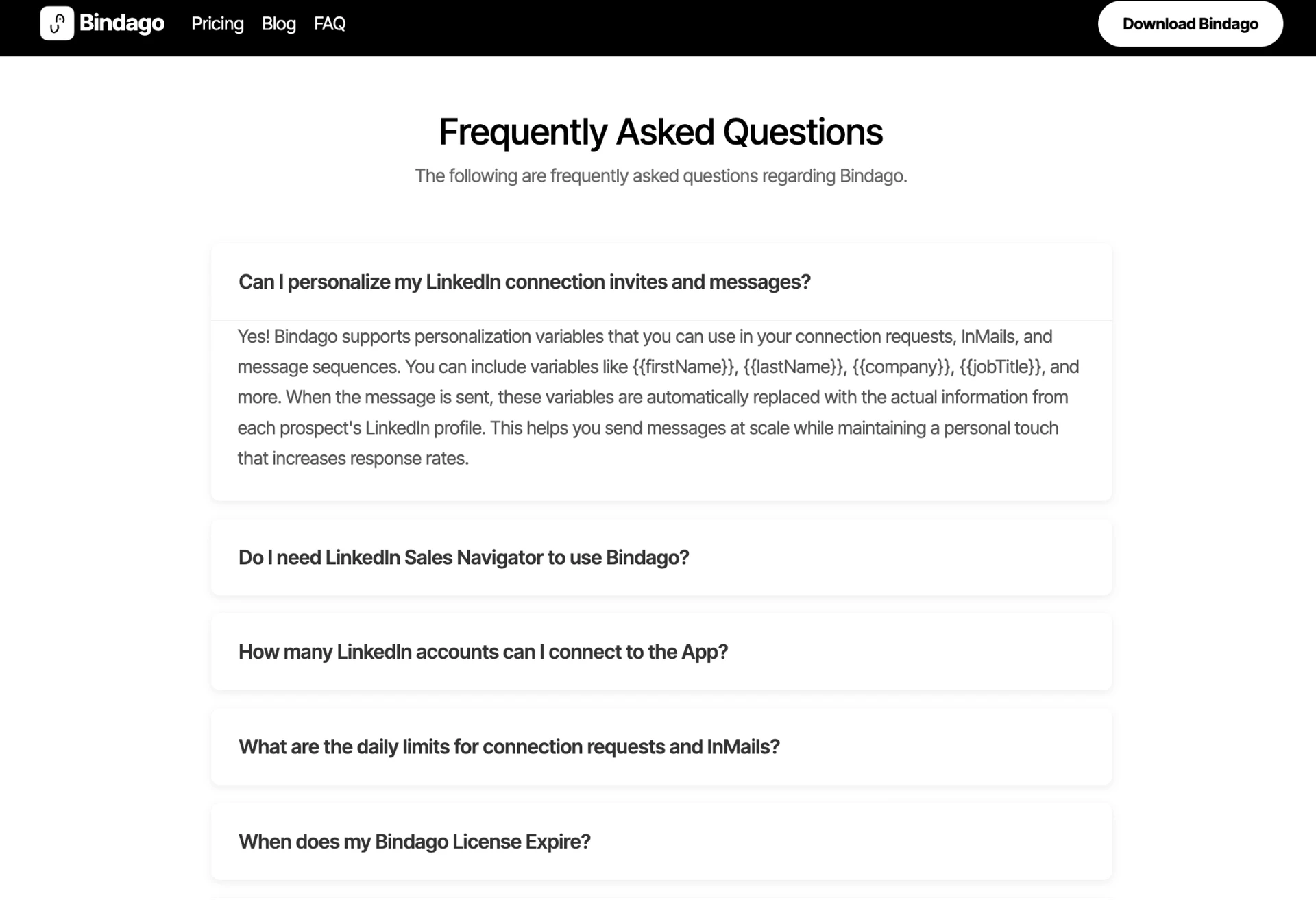 Page publique de la FAQ de Bindago avec la première entrée développée — « Can I personalize my LinkedIn connection invites and messages? » — à laquelle il est répondu par les variables de personnalisation {{firstName}}, {{lastName}}, {{company}} et {{jobTitle}}, au-dessus d’entrées repliées sur Sales Navigator, le nombre de comptes pouvant être connectés, les limites quotidiennes de demandes de connexion et d’InMails, ainsi que l’expiration de la licence