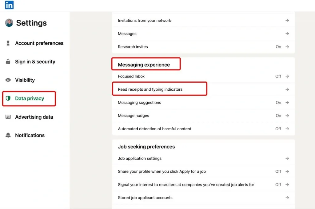 Captura de pantalla de la página de configuración de mensajería de LinkedIn, donde los usuarios pueden desactivar las confirmaciones de lectura.