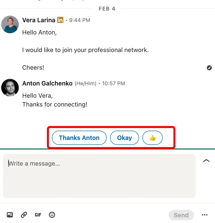 Captura de pantalla de la bandeja de entrada de LinkedIn que muestra opciones de respuesta rápida sugeridas por AI según el mensaje recibido.