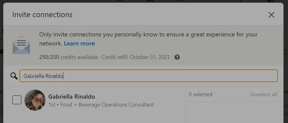 Chaque fois que Linked Helper envoie une invitation, il saisit le nom du lead dans la barre de recherche pour imiter le comportement humain