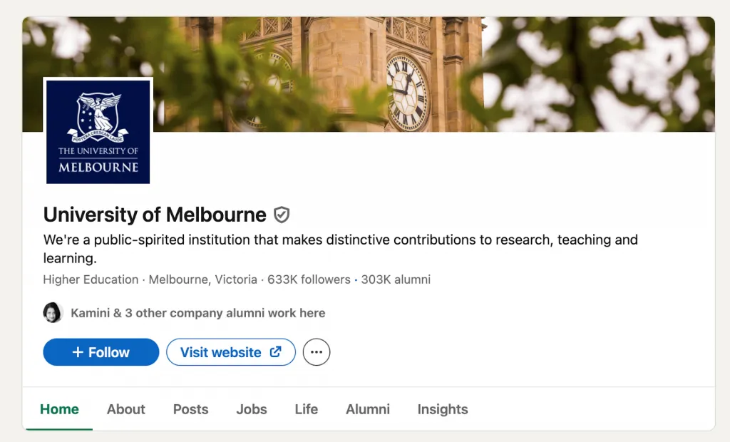 Ejemplo de acceso a la herramienta de antiguos alumnos de LinkedIn desde la página de la universidad
