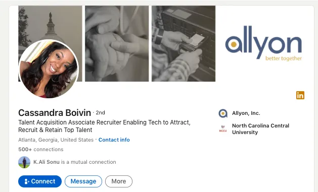 Größe eines LinkedIn-Profilbanners und Beispiel zur Darstellung der Markenidentität.