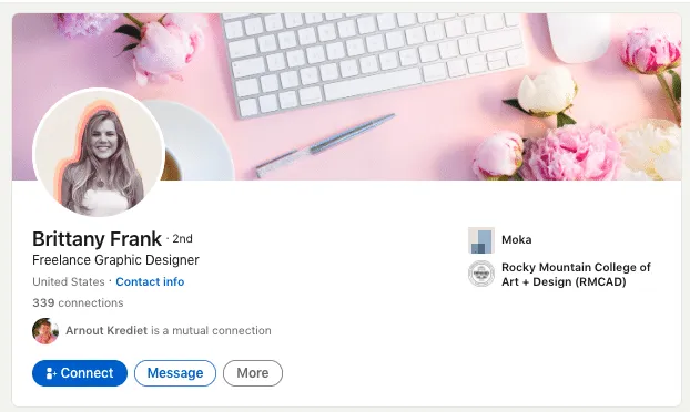 Größe eines LinkedIn-Profilbanners und Beispiel mit einem Stockfoto.