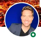 Beispiel für ein lächelndes LinkedIn-Profilbild.