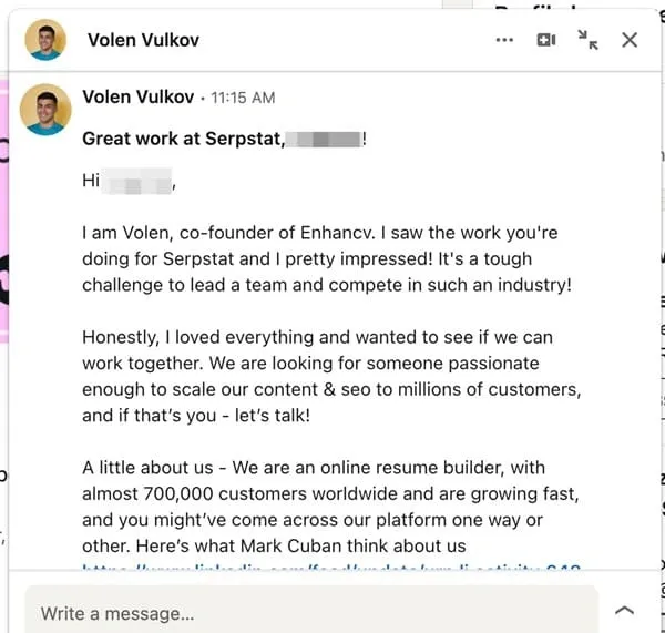 Reclutador que contacta con un candidato mediante InMail.