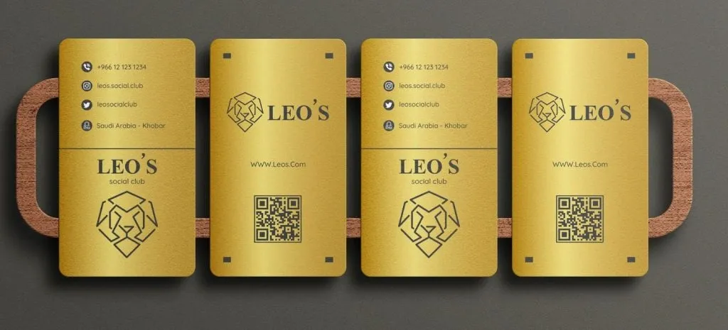 Una tarjeta de presentación vertical de Behance con un código y un enlace